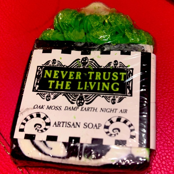 Beetlejuice Sandworm Never Trust The Living Gift Set - Picture 11 of 11